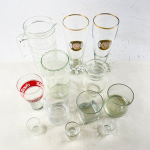 Lote de 12 Vasos y Jarras de Vidrio con Monogramas y Logos - imagen 2