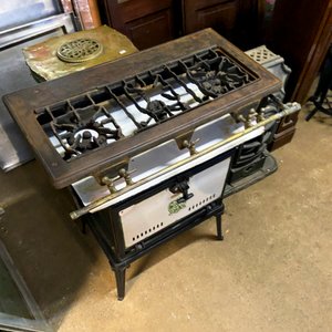 Cocina a Gas Antigua de Hierro Fundido con Logo "M.D. LTD." - imagen 3
