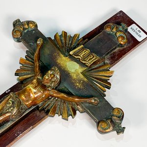 Crucifijo de Bronce sobre Tabla de Madera - imagen 2