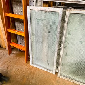 Dos piezas: dos hojas vitraux de hierro con material pegado 105 x 440 cm cada una y una ventana aluminio y vidrio con material pegado 110 x 100 cm con detalle - imagen 3