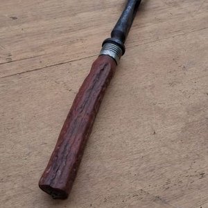 Lote siguiente: Tenedor Antiguo de Cocina con Mango de Material Similar a la Cornamenta