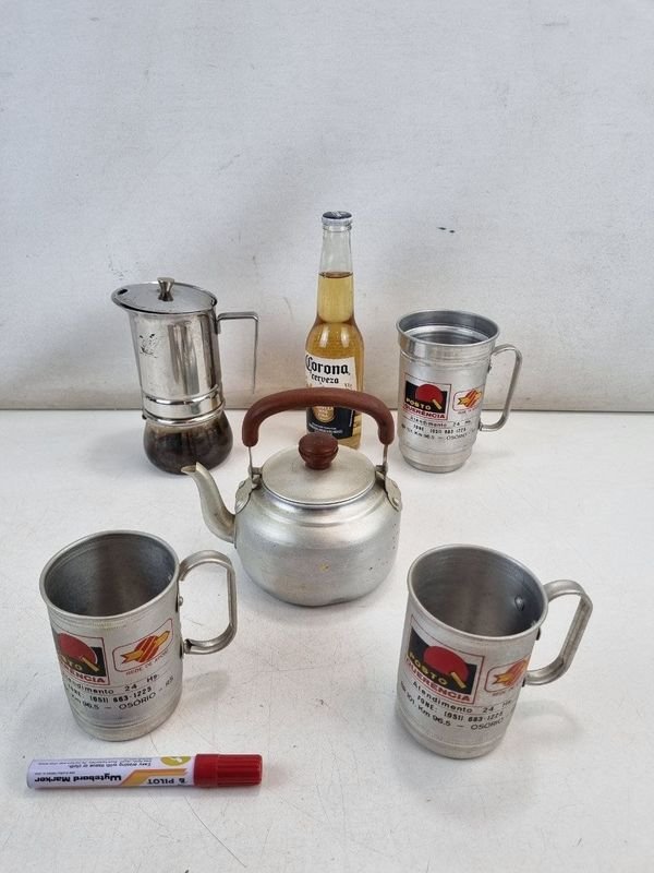 Pava, Cafetera Italiana y Jarras de Metal con Logos - imagen 1