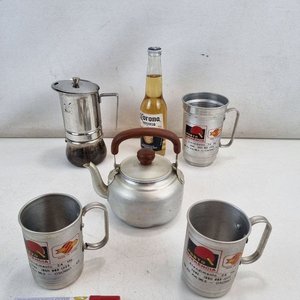 Lote anterior: Pava, Cafetera Italiana y Jarras de Metal con Logos