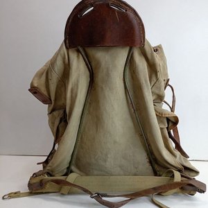 Antigua Mochila Militar de Lona y Cuero con Estructura Metálica - imagen 2