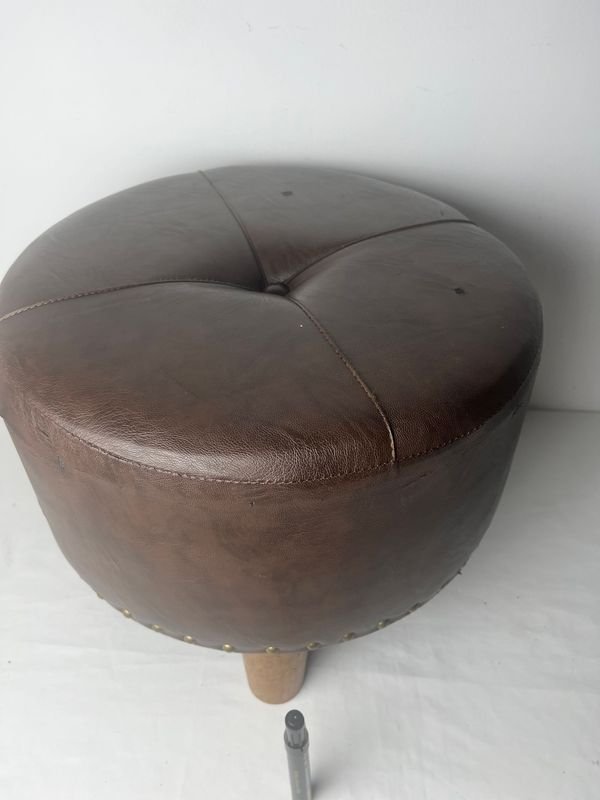 Silla de cuero con patas de madera - imagen 7