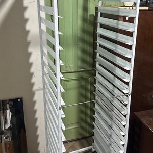 Lote siguiente: Estantería Metálica Blanca con Ruedas