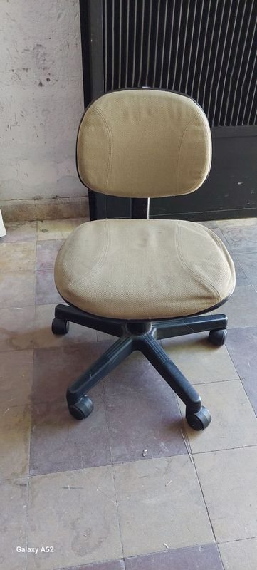 Lote siguiente: Silla de escritorio en buen estado