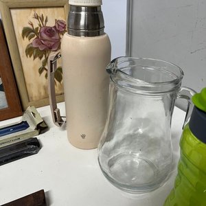Lote de 10 piezas: cuadros decorativos, termo, jarra, teclado y más - imagen 8