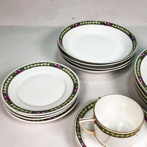Trece Platos y Taza de Porcelana Bavaria con Guarda Verde - imagen 4