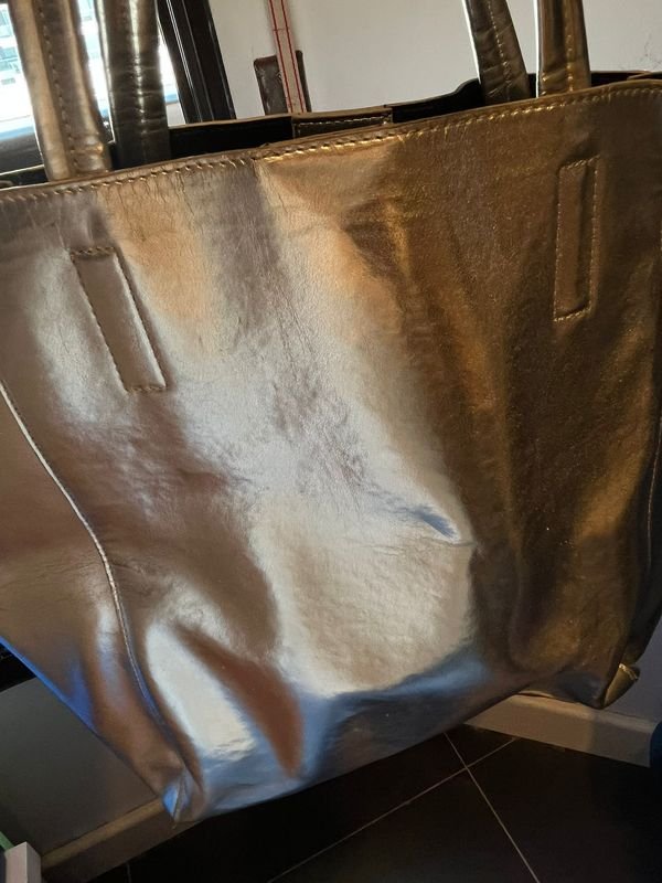 Cartera grande de cuero con acabado plateado - imagen 3