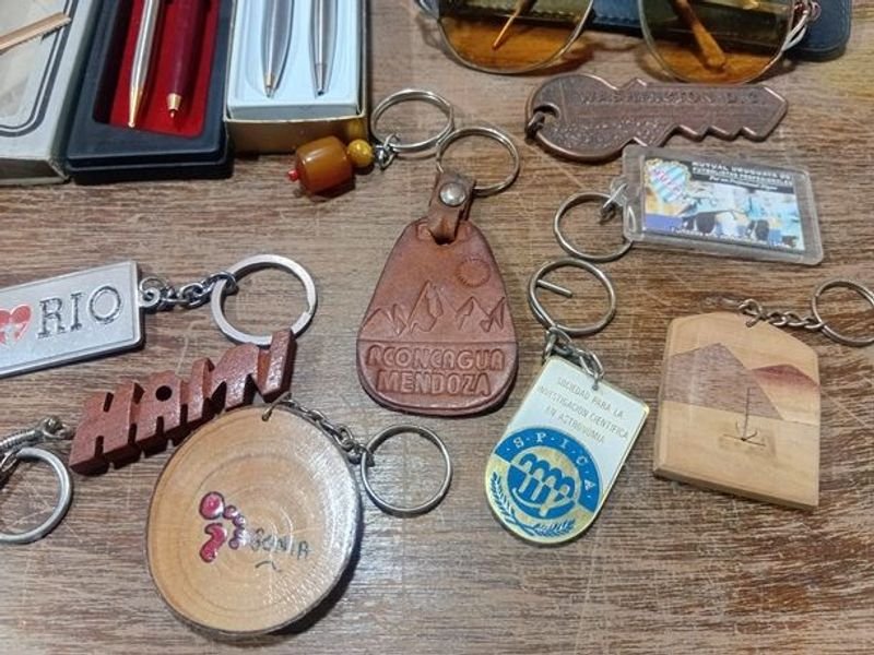 Colección de llaveros, lentes, encendedor y lapiceras - imagen 3