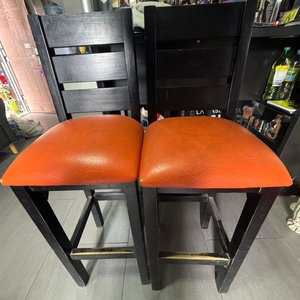 Juego de 2 Butacas Altas de Madera Negra con Asiento Naranja - imagen 1