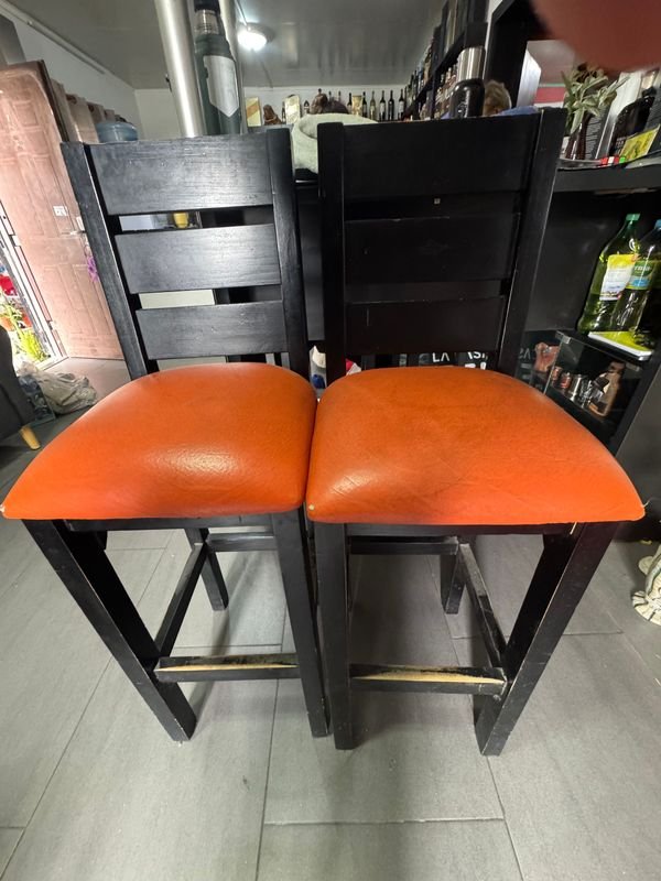 Juego de 2 Butacas Altas de Madera Negra con Asiento Naranja