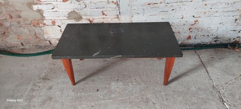 Lote siguiente: Mesa americana con base en madera y tapa de mármol negro