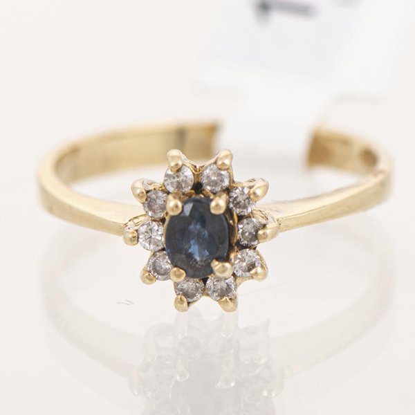Anillo de Oro 18k con Zafiro Central y Circonias