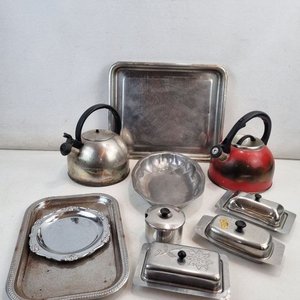 Conjunto de Cocina y Bazar en Metal: Teteras, Bandejas, Paneras y Salero - imagen 1