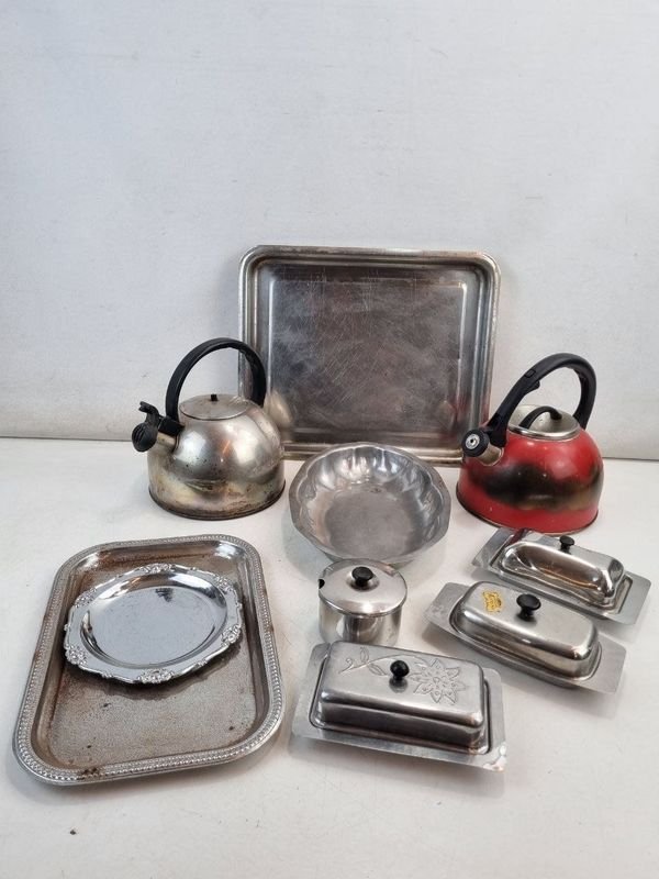 Conjunto de Cocina y Bazar en Metal: Teteras, Bandejas, Paneras y Salero