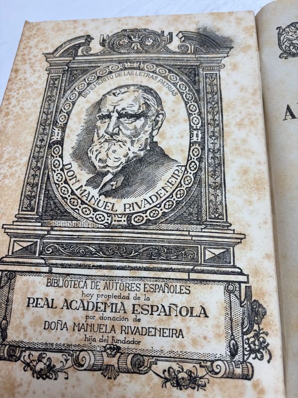 Libros antiguos de autores españoles con esculturas en mano y dedo - imagen 4