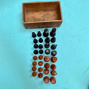 Espectacular juego de ajedrez antiguo con sus piezas realizadas en madera laqueada. Completo con sus 32 piezas. - imagen 9