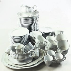Lote anterior: Ochenta y un piezas en loza blanca, fuentes, salsera, platos llanos, lechera, tazas, pocillos, platos para postre y platillos