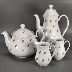 Lote siguiente: Juego de Porcelana "Lubiana" para Té y Café con Lechera y Cremera