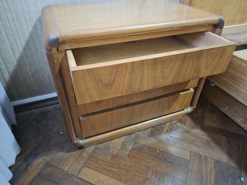Mesa de luz para hogar con tres cajones - imagen 3