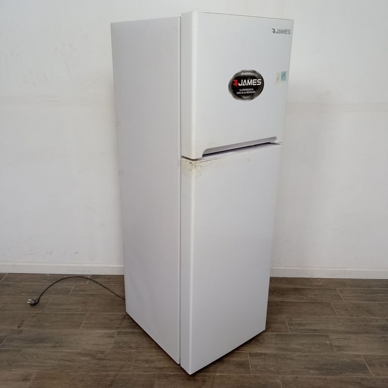 Heladera con freezer marca JAMES en buen estado - imagen 4