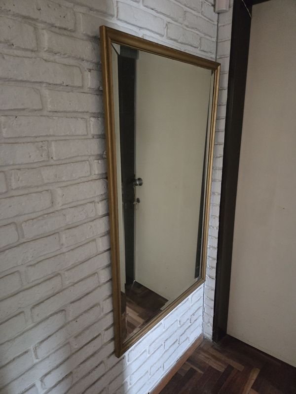 Lote siguiente: Espejo antiguo con marco de madera dorada