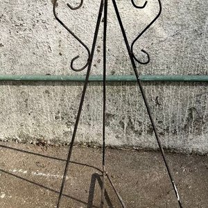 Pedestal de Hierro Forjado con Detalles Ornamentales - imagen 4