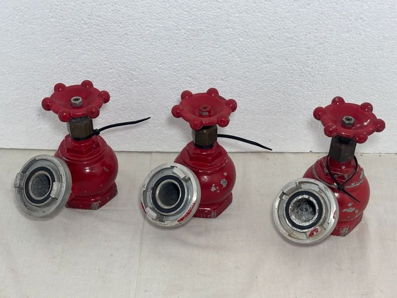Lote de 3 Llaves de Paso y Grifería Industrial Roja