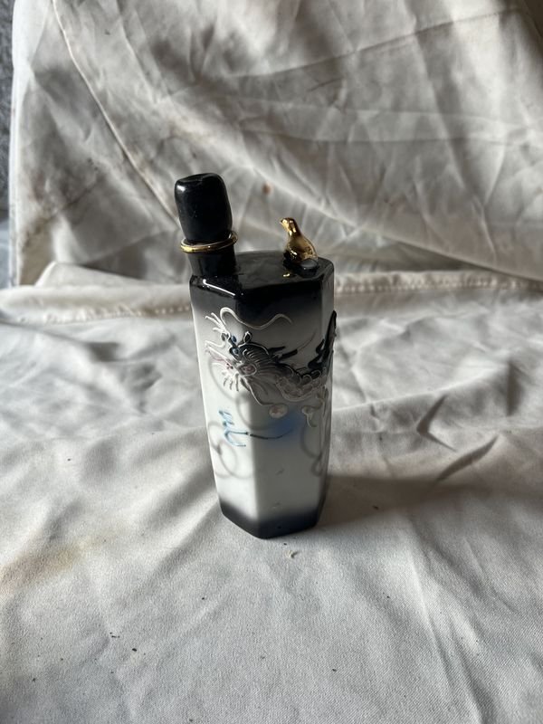 Lote siguiente: Botella de sake - Mide 18x6.5cm