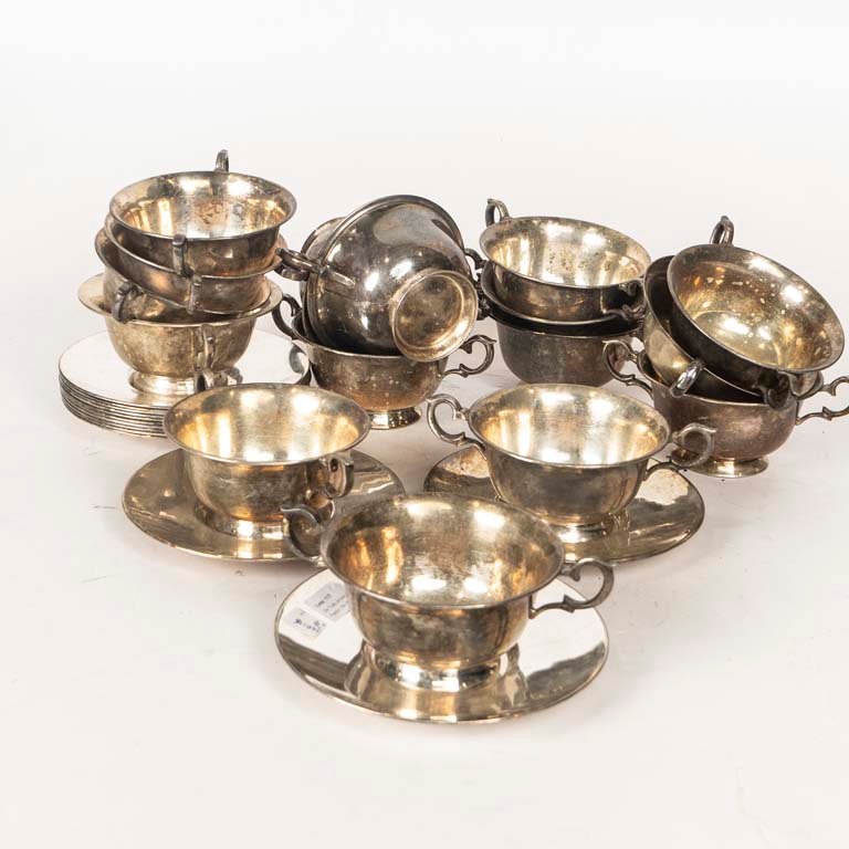 Juego de Consomé de Platina: 16 Tazas con Platillos y 13 Piezas Adicionales