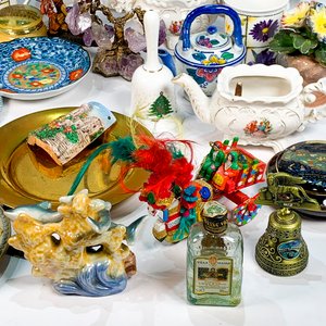Lote de Adornos: Figuras de Porcelana, Máscaras, Elefantes, Jarras y Más - imagen 3