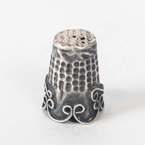 Lote siguiente: Dedal de Plata Antigua con Detalles Ornamentales