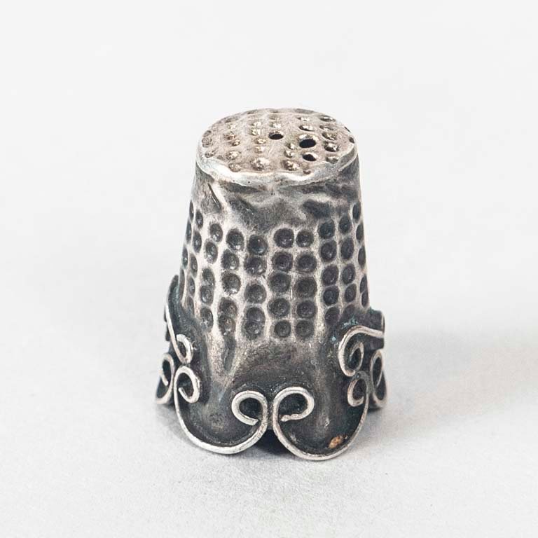 Dedal de Plata Antigua con Detalles Ornamentales