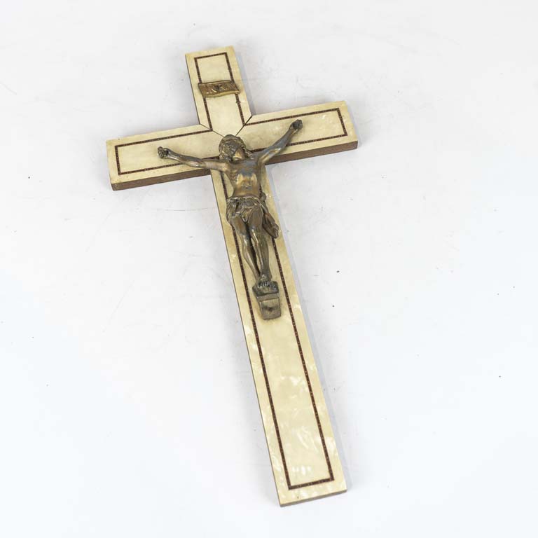 Lote anterior: Cruz de madera, bronce y simil nacar  - Medidas: 40x21cm 