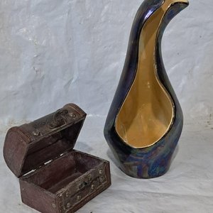 Lote siguiente: Florero de Loza Vidriada Estilo Años 70 y Cofre Decorativo