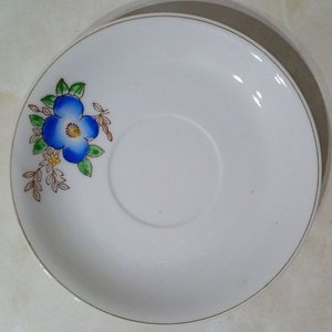 Dos Platillos de Porcelana Japonesa Vintage con Flores Azules y Filigrana Dorada - imagen 2