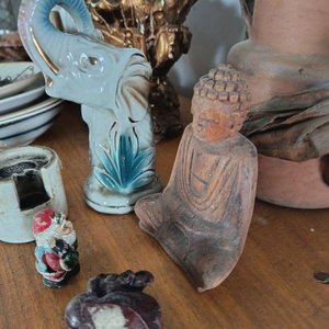 Lote de Adornos Varios: Tazas, Platillos Orientales y Figuras Decorativas - imagen 4