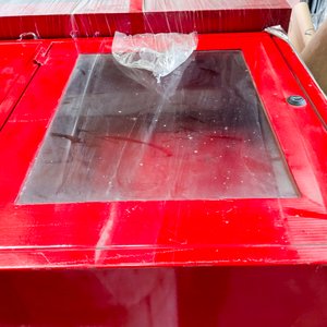 Caja Roja Metálica con Ventana y Cerradura - imagen 4