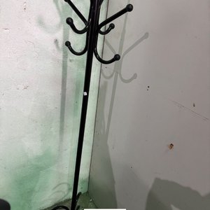 Perchero de Pie Negro en Caño - imagen 4