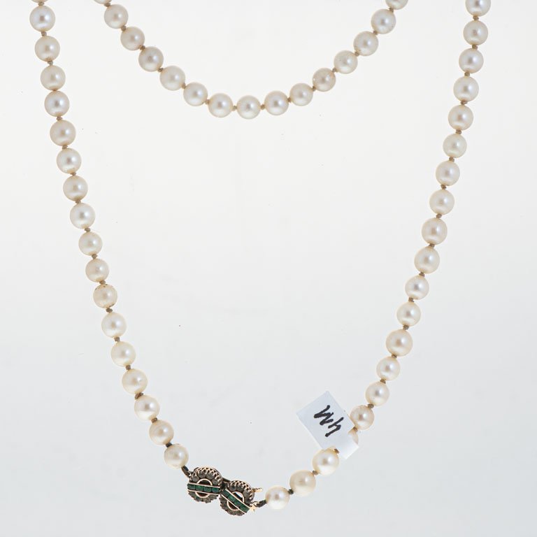 Collar de perlas con broche de oro y piedras