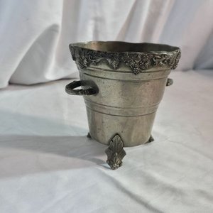 Hielera Antigua de Peltre con Diseño de Hojas y Patas - imagen 3