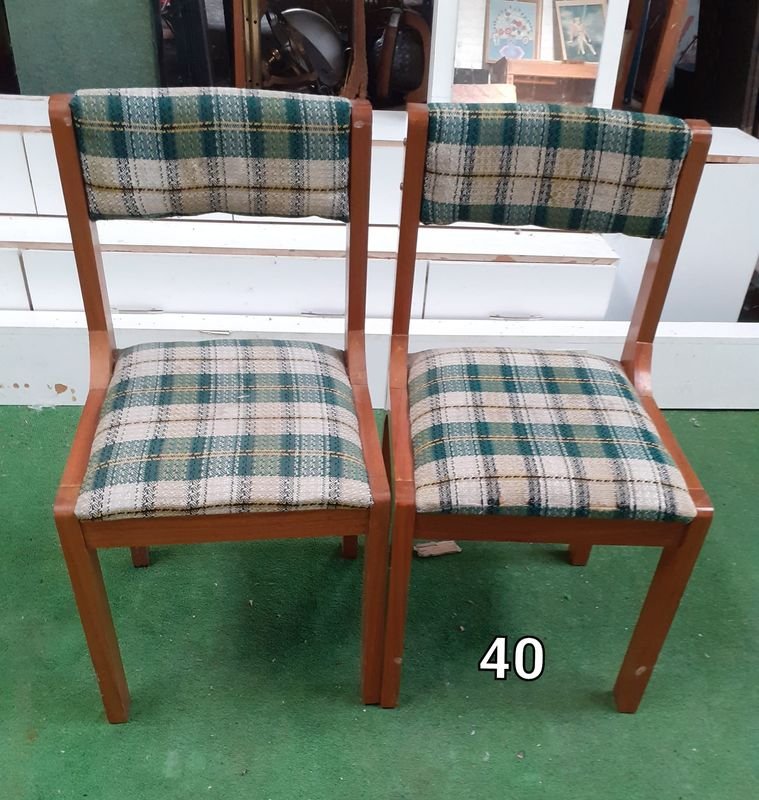 Sillas de Madera con Tela en Cuadrados