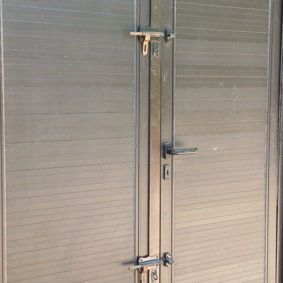 Puerta de Aluminio con Tres Hojas y Marco - imagen 5