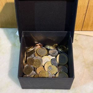 Caja con Monedas de Varios Países y Continentes - imagen 2