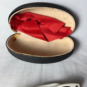 Lentes de Sol Blancos con Estuche Vintage - imagen 3