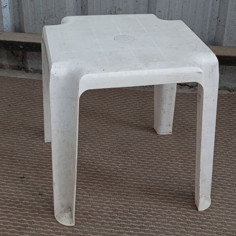 Silla de plástico blanca en buen estado - imagen 4
