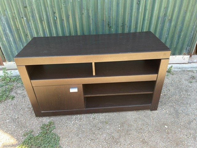 Mueble de madera con estante metálico en buen estado - imagen 3