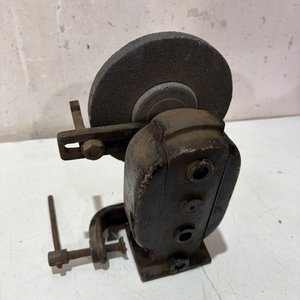 Piedra de Afilar de Mesa Antigua con Manivela y Base de Sujeción - imagen 4
